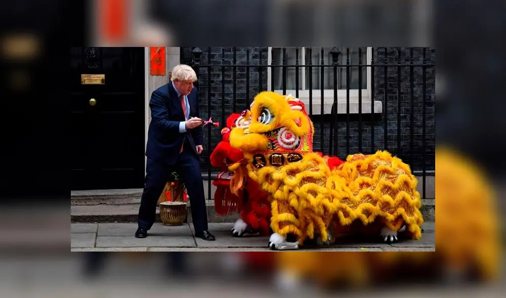 El primer ministro del Reino Unido, Boris Johnson, con un león chino en el marco del Año Nuevo Lunar. Foto: AFP El primer ministro del Reino Unido, Boris Johnson, con un león chino en el marco del Año Nuevo Lunar. Foto: AFP