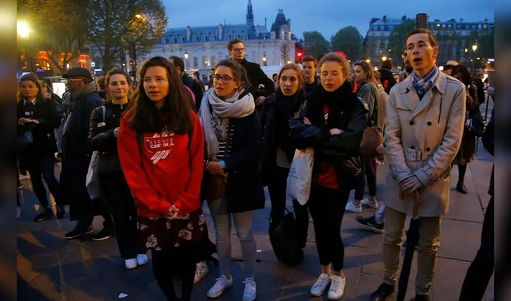 Oraciones, cantos y velas por Notre Dame: la vigilia de los parisinos y turistas [FOTOS]