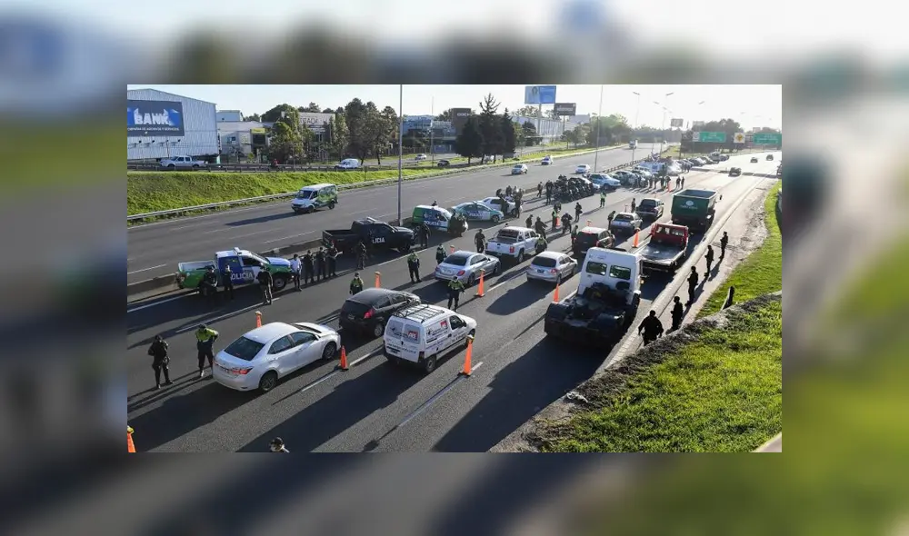 CIentos de personas no acataron el aislamiento para viajar por Semana Santa. Foto: Télam CIentos de personas no acataron el aislamiento para viajar por Semana Santa. Foto: Télam