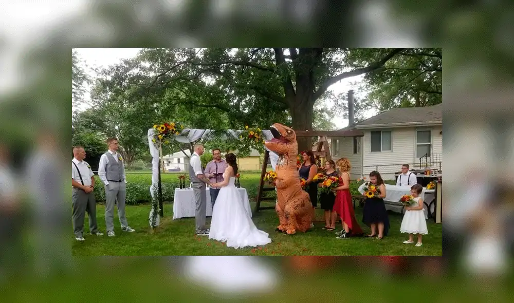 Asiste a la boda de su hermana disfrazada de dinosaurio ‘rex’ [VIDEO]