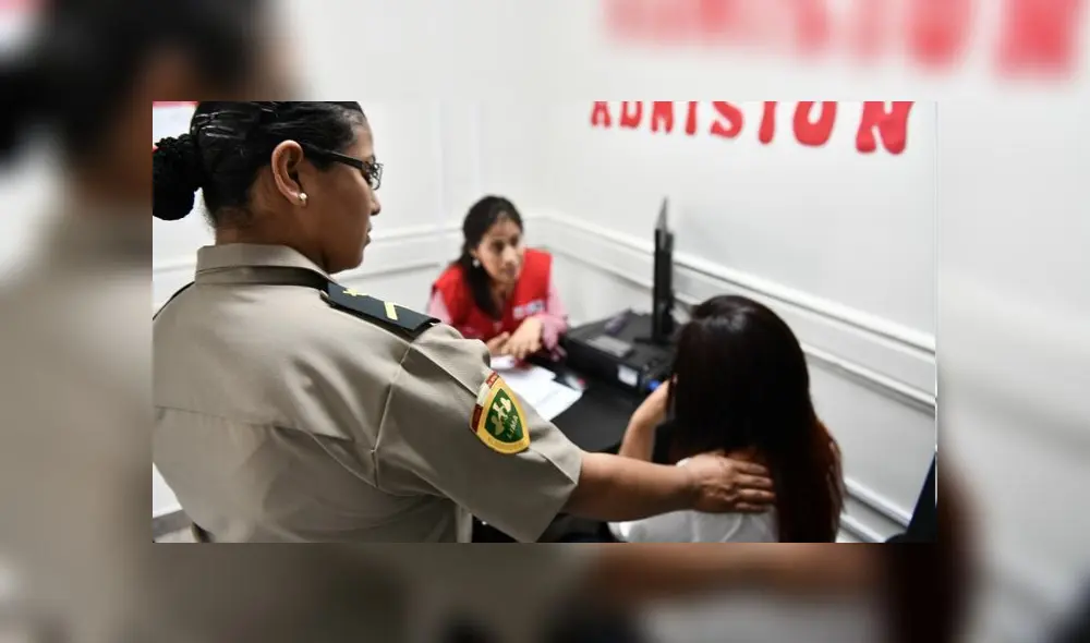 Para denunciar casos de violencia hacia la mujer se puede llamar de manera gratuita a la Línea 1818.