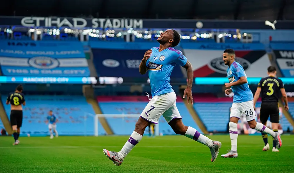 Raheem Sterling aprovechó un blooper de David Luiz para marcar el primer gol del Manchester City vs. Arsenal. | Foto: AFP Raheem Sterling aprovechó un blooper de David Luiz para marcar el primer gol del Manchester City vs. Arsenal. | Foto: AFP
