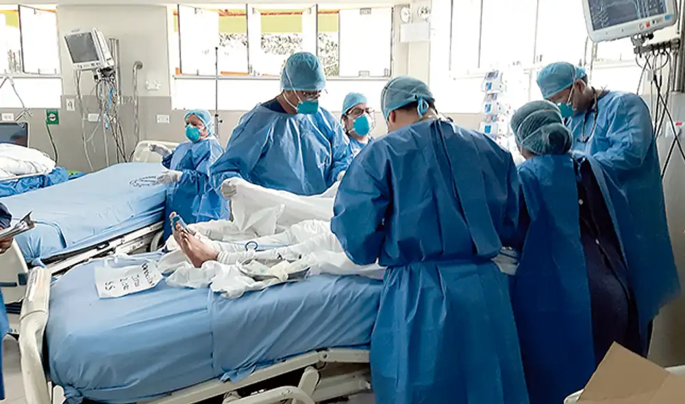 Labor. Un equipo de médicos atiende a los heridos.