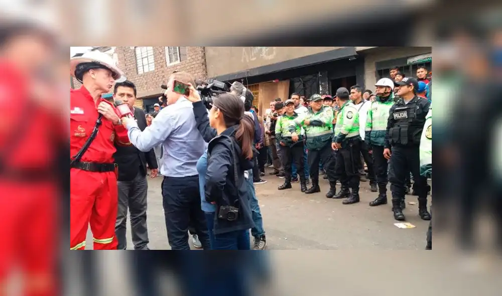 Bomberos denuncian que fueron atacados mientras intentaban apagar incendio. Créditos: Difusión.