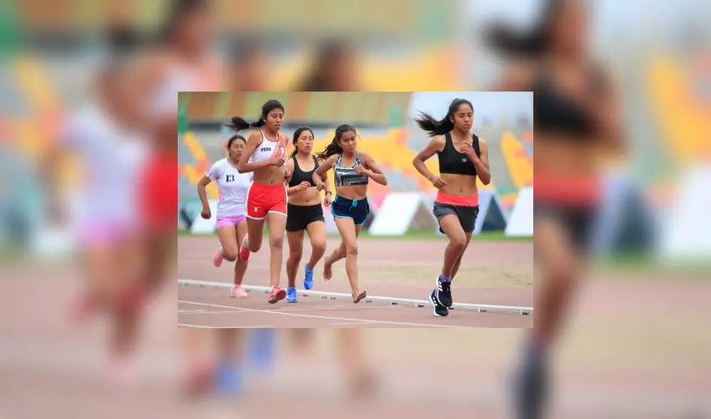 Atleta que corre descalza.