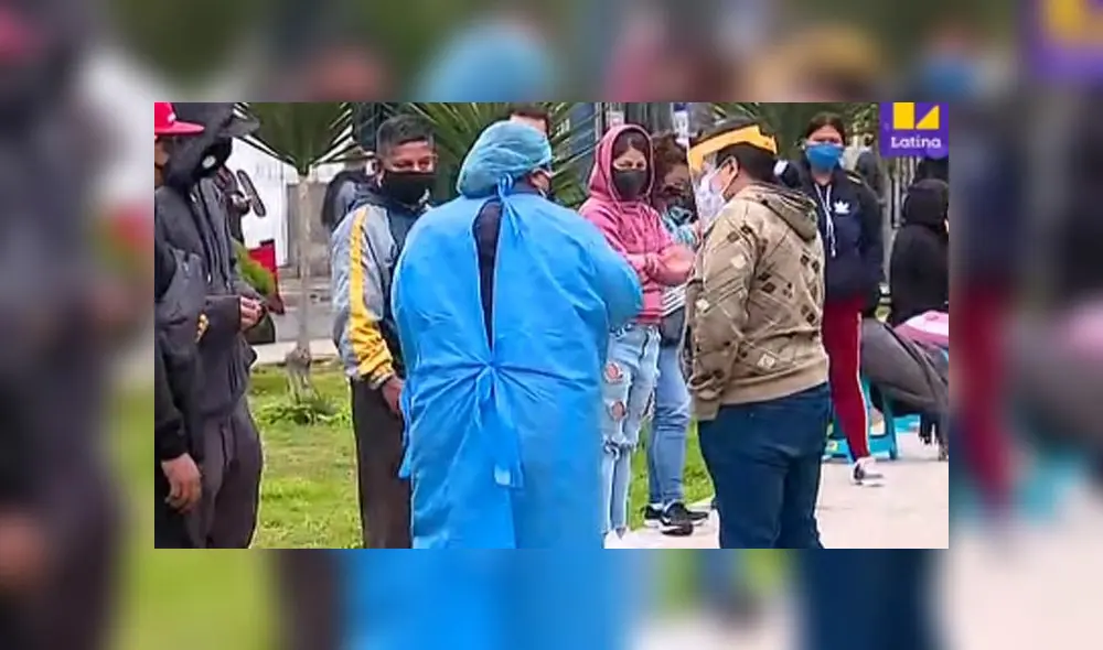 Personas esperan a los exteriores del Centro Materno Infantil del Rímac. Créditos: Latina