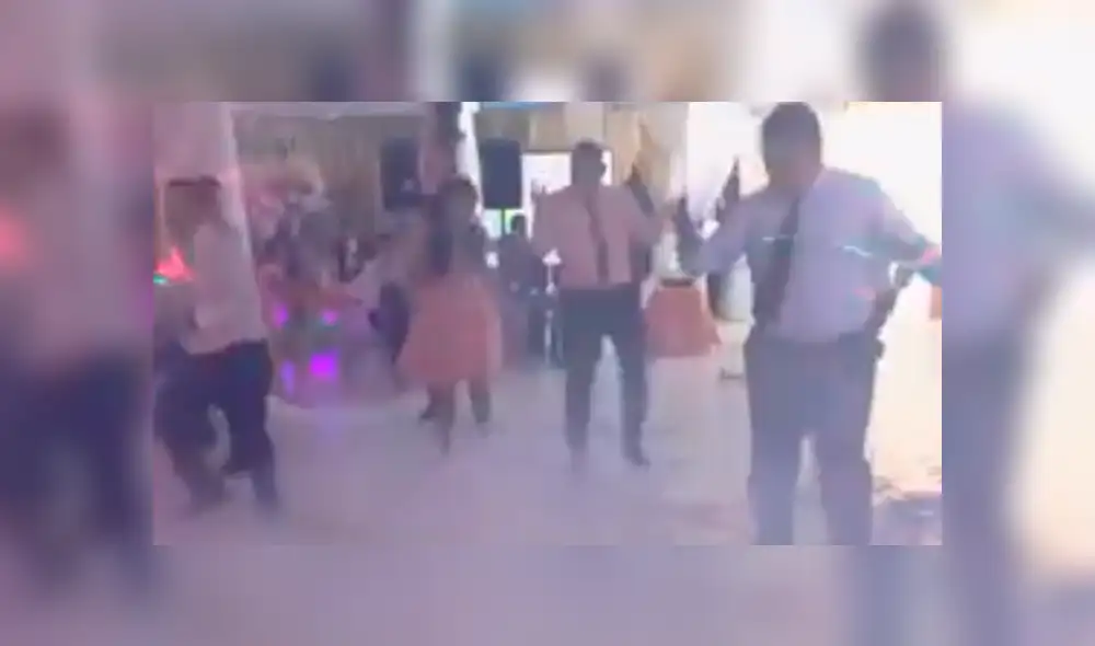 En Facebook, una quinceañera preparó una coreografía acompañada de sus familiares y conquistó a los invitados de su fiesta.