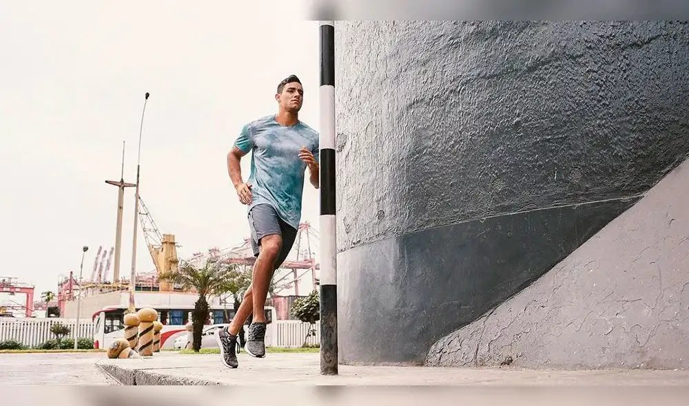 Austin Palao posa en toalla y enamora a mexicanas con atrevido video en baño