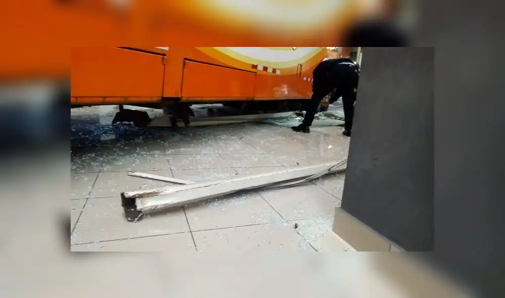 Bus irrumpe en sala de espera en terminal de Plaza Norte y deja tres heridos [VIDEO]