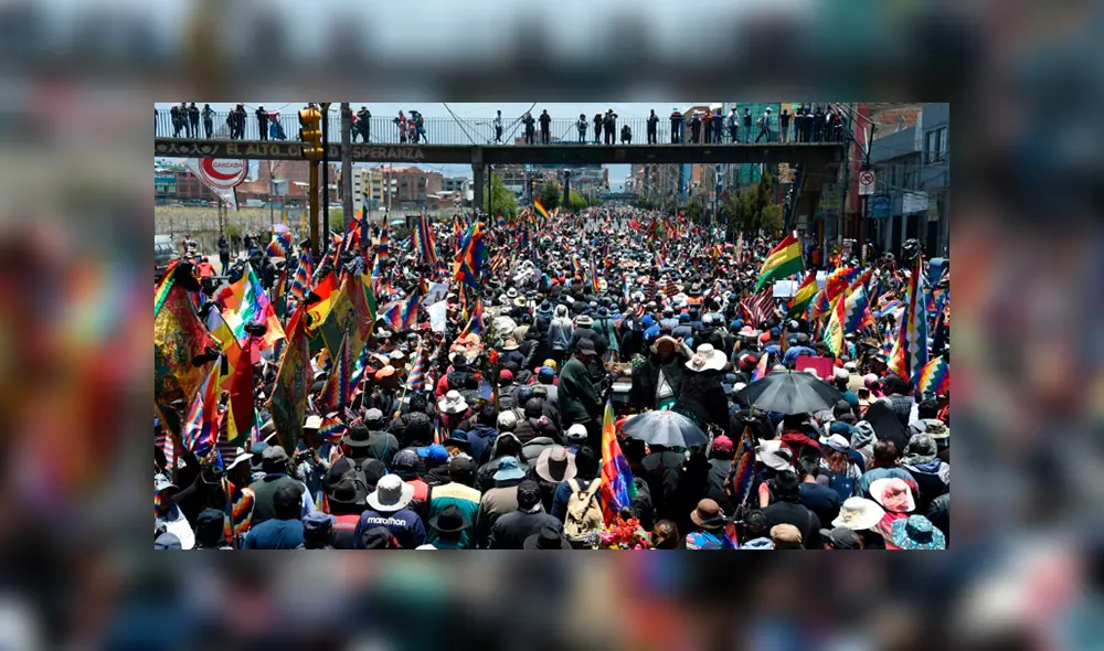 Procesión funeraria de ocho seguidores del expresidente boliviano Evo Morales, en La Paz. (AFP)