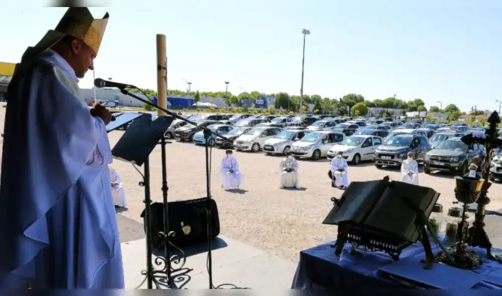 La “Misa en cuatro ruedas” tiene su propio protocolo sanitario para evitar contagios de la COVID-19. (Foto: EFE)