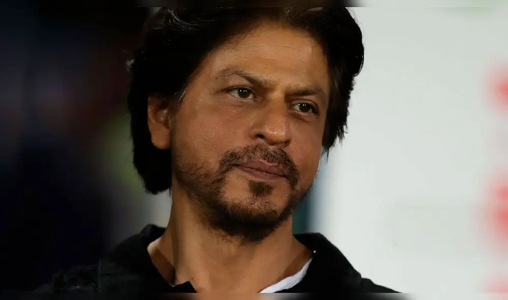 Shah Rukh Khan se califica como una persona 'solitaria y feliz', temiendo convertirse en 'solitario y triste' si se convierte en director de cine. Shah Rukh Khan se califica como una persona 'solitaria y feliz', temiendo convertirse en 'solitario y triste' si se convierte en director de cine.