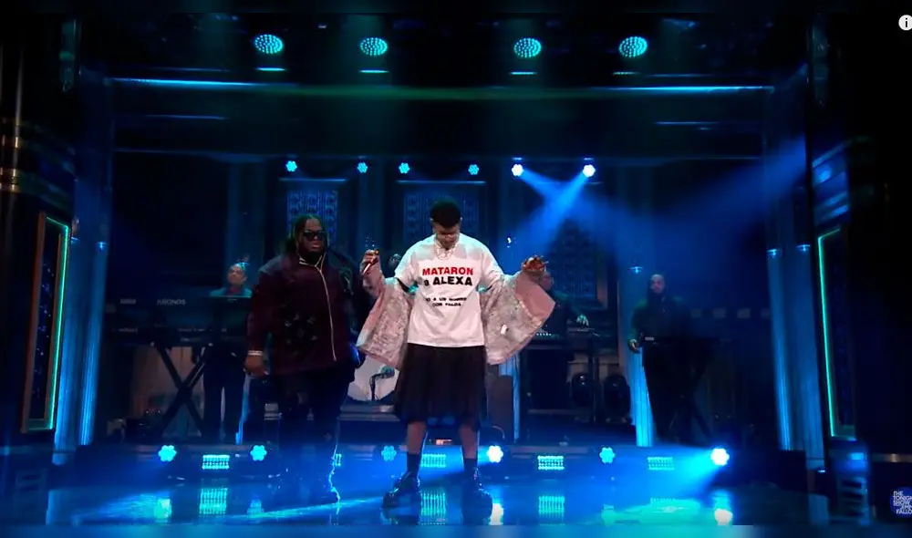 Bad Bunny muestra potente mensaje en su polo:  "Mataron a Alexa, no a un hombre con falda". Foto: Captura The Tonight Show