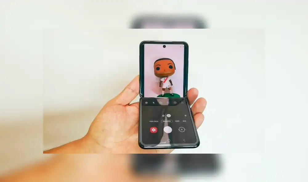 La pantalla plegable del Samsung Galaxy Z Flip te permite tomar fotografías de una forma distinta. Foto: Daniel Robles La pantalla plegable del Samsung Galaxy Z Flip te permite tomar fotografías de una forma distinta. Foto: Daniel Robles