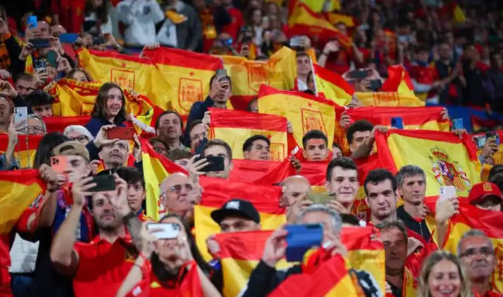 Los hinchas españoles no cantaron su himno en su debut en Qatar 2022. Foto: AFP Los hinchas españoles no cantaron su himno en su debut en Qatar 2022. Foto: AFP