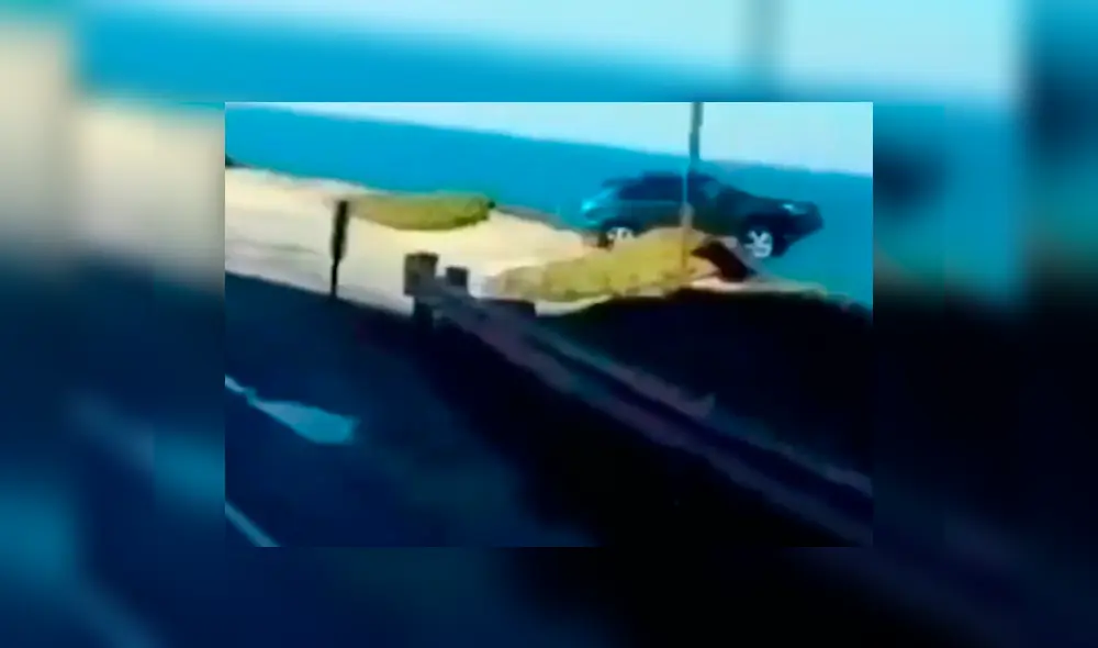 Conductor graba el instante que auto cae a un acantilado y desaparece en el mar [VIDEO]