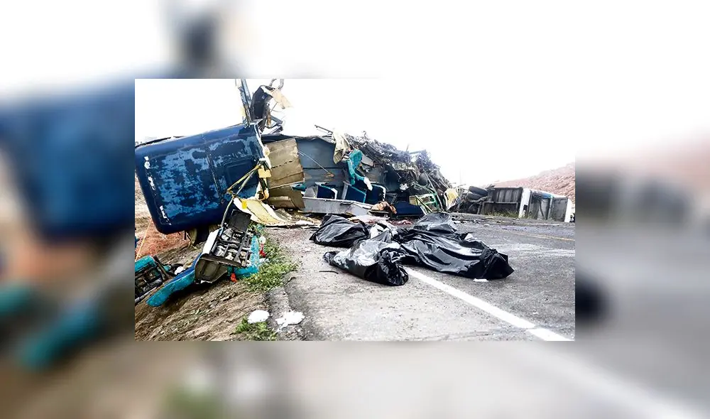 1. Accidente. Buses de las empresas quedaron recostados a un costado de la vía.