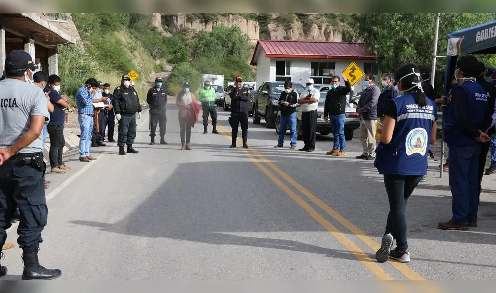 Policias, soldados y personal de salud apoyan en control . Policias, soldados y personal de salud apoyan en control .