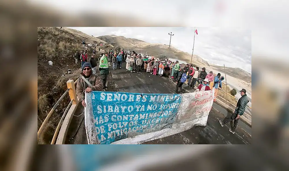 Bloquean pase a vehículos de mineras en Sibayo