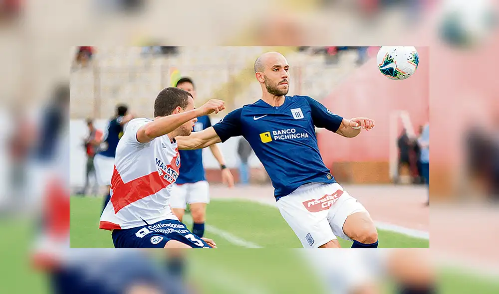 Sin suerte. Federico Rodríguez peleando el balón con un rival. El uruguayo marcó un tanto, pero no le alcanzó para ganar.