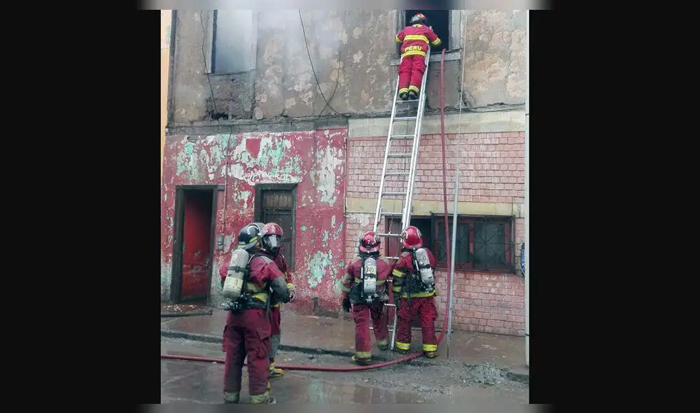 Bomberos sofocan incendio en antigua casona del Callao