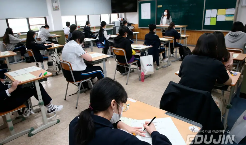 Estudiantes surcoreanos durante los simulacros para el CSAT. Foto referencial/Edujin Kr