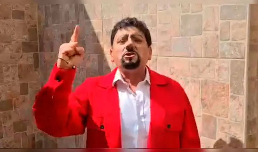 Carlos Álvarez imitió a gobernador Elmer Cáceres Llica. Fuente: Facebook Carlos Alvarez Oficial.