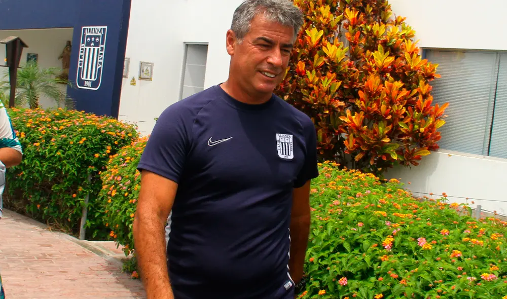 Pablo Bengoechea llegó al fútbol peruano para asistir a Sergio Markarían en la selección peruana.