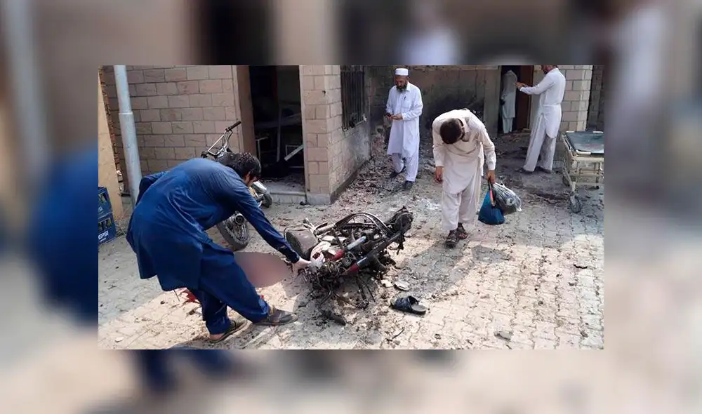 Agentes de seguridad inspeccionan el lugar del ataque tras la explosión de la mujer talibán. Foto: Efe.