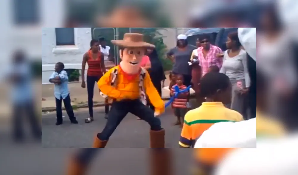 En Facebook, un joven con traje de Woody desafió a un pequeño en medio de la pista a un duelo de baile.
