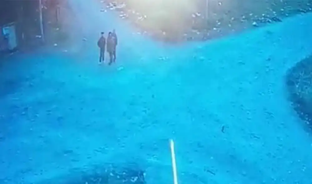 Cámara de seguridad captó a los jóvenes cerca al terreno en donde hallaron el cuerpo. Foto: captura de video Cámara de seguridad captó a los jóvenes cerca al terreno en donde hallaron el cuerpo. Foto: captura de video