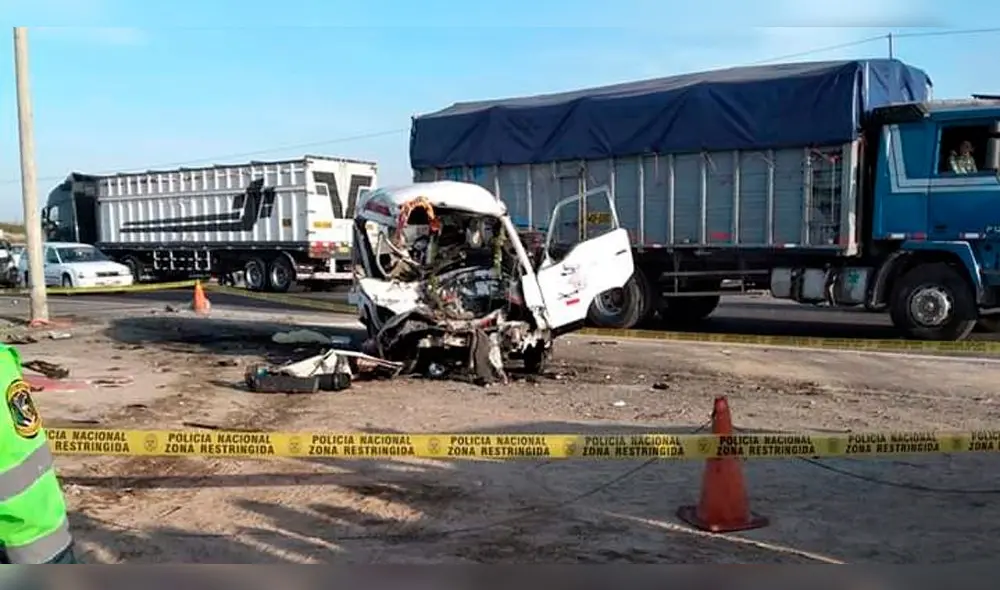 Siete muertos y varios heridos deja el choque entre combi y tráiler. Siete muertos y varios heridos deja el choque entre combi y tráiler.
