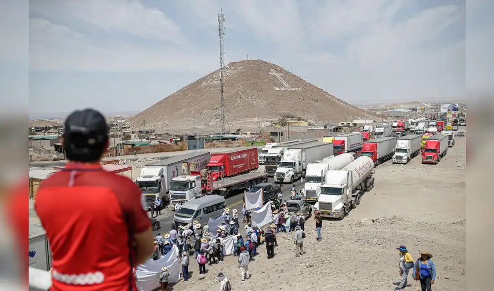 MANIFESTACIÓN  Los transportistas y agricultores se concentraron en el kilómetro 48. Allí, en los costados permanecen los vehículos y solo se permite el paso de carros livianos.