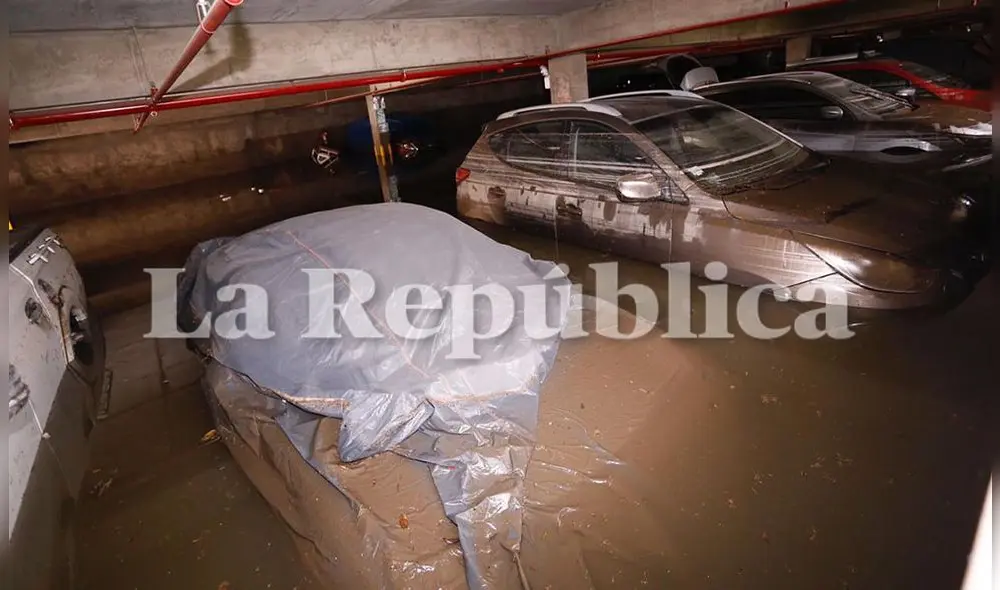 Más de 20 vehículos terminaron sepultados bajo el agua. Más de 20 vehículos terminaron sepultados bajo el agua.