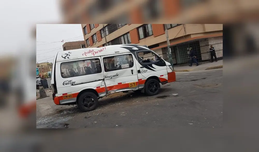 Choque de dos unidades de transporte público en las esquina de los jirones Vigil y California, en el Callao. (Foto: La República) Choque de dos unidades de transporte público en las esquina de los jirones Vigil y California, en el Callao. (Foto: La República)