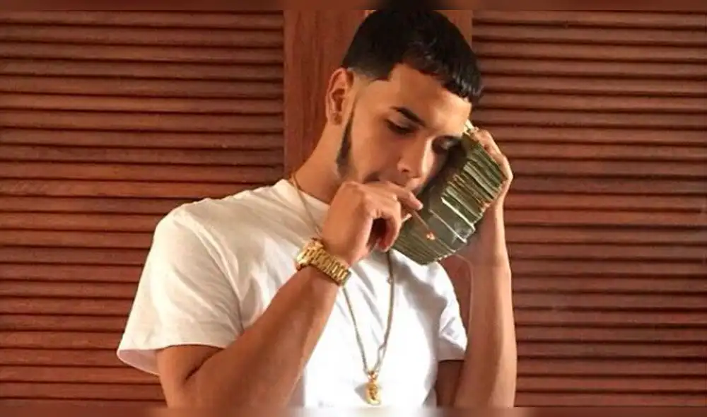 Anuel AA presume nuevo collar de diamantes que lleva el nombre de Karol G [VIDEO]
