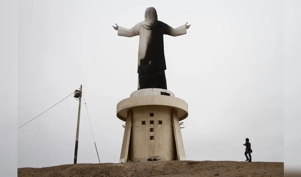 Incendio afectó estructura del Cristo del Pacífico en Morro Solar de Chorrillos