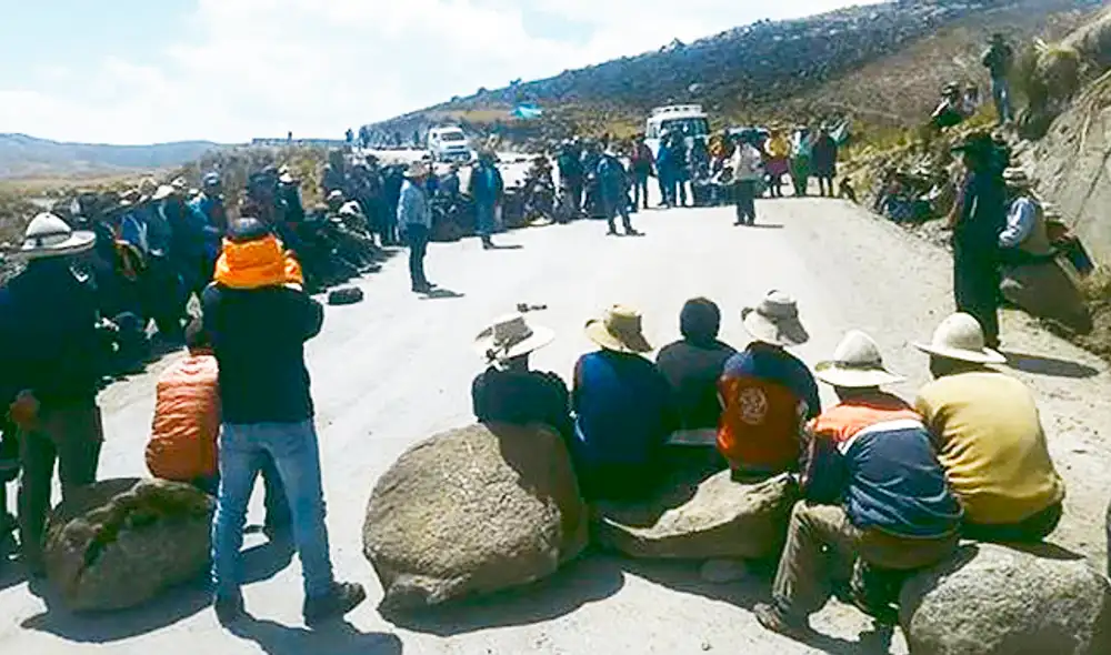 Medidas. Comuneros bloquean vía desde hace una semana.