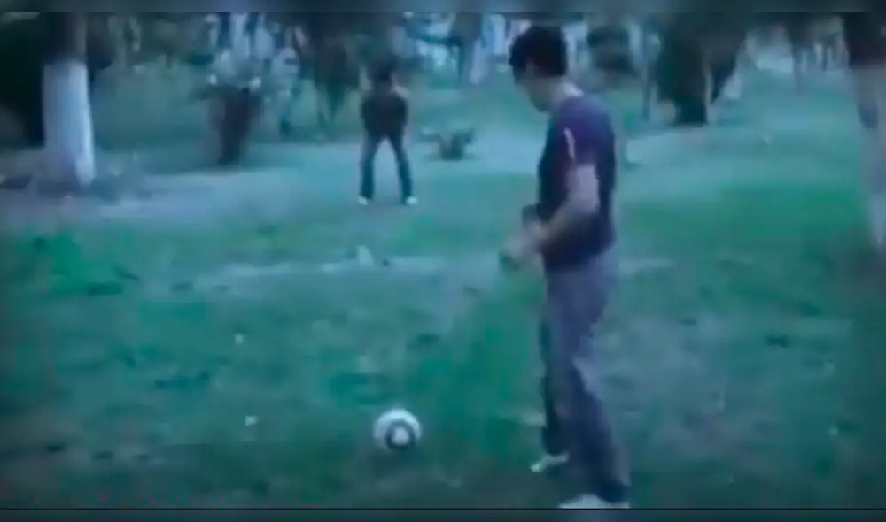 Facebook Viral: La pelota se fue detrás del árbol y se toparon con algo aterrador