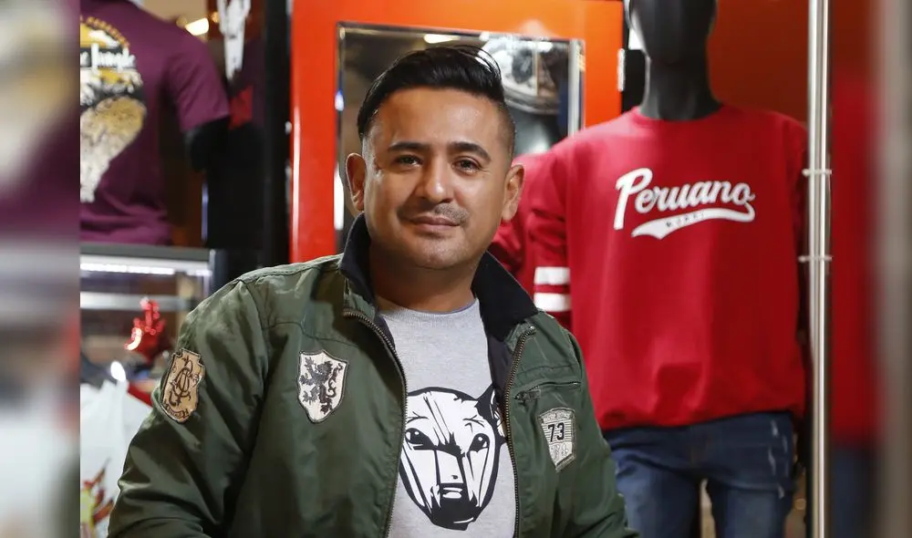 José Loera, creador de Kjari, en el stand de  Megaplaza en Lima Norte.