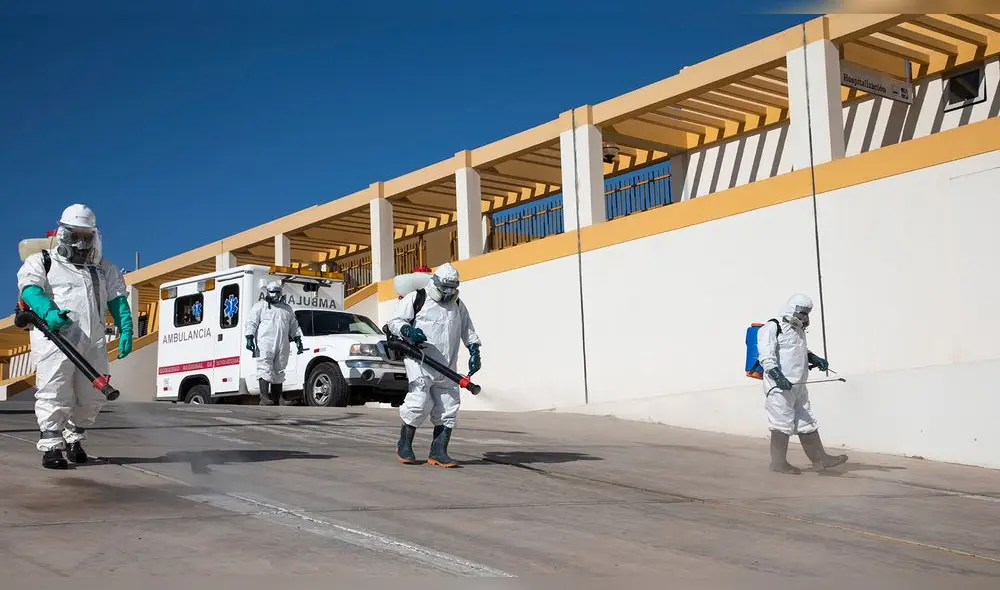 Con equipos y personal especializada realizan la desinfección.