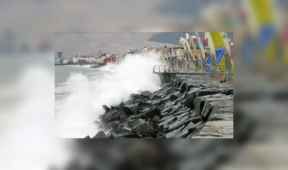Fuerte oleaje golpea zona costera de Chimbote y causa zozobra en más de 300 familias