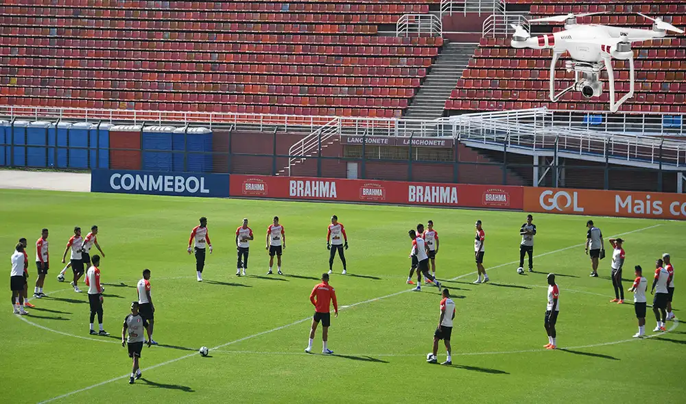 Previo al partido contra Brasil, Perú fue espiado por un drone en el estadio Pacaembú de Sao Paulo. | Foto: AFP Previo al partido contra Brasil, Perú fue espiado por un drone en el estadio Pacaembú de Sao Paulo. | Foto: AFP