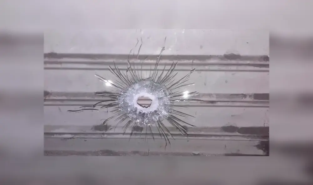 Los delincuentes entraron con disparos para robar la entidad bancaria. (Captura: La Nación)