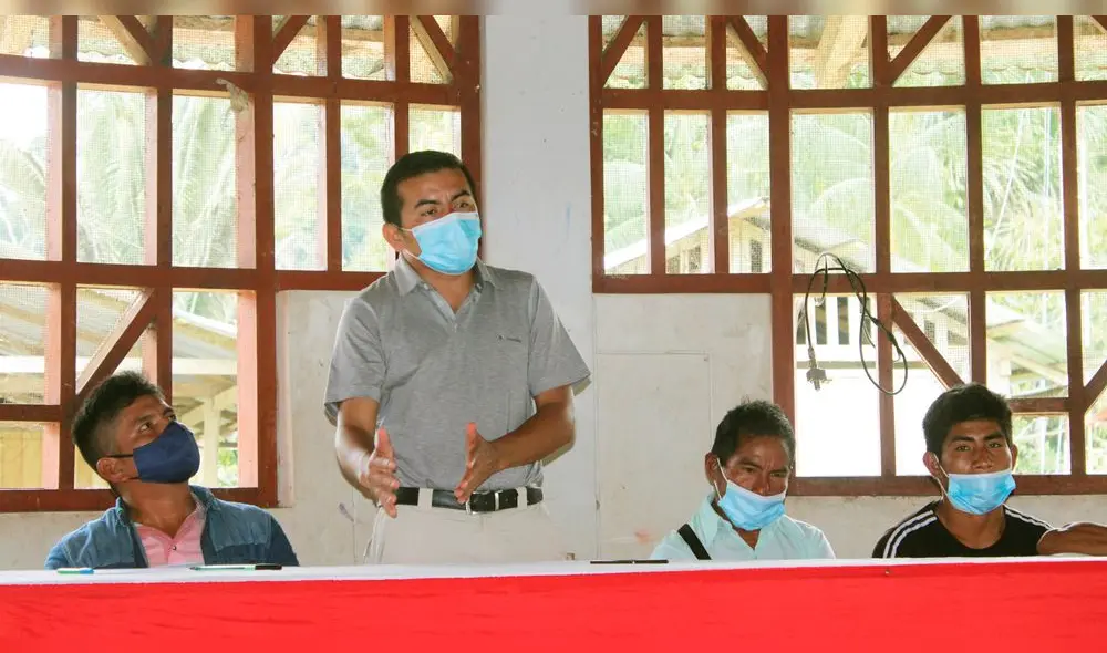 Gerente de Condorcanqui con nativos