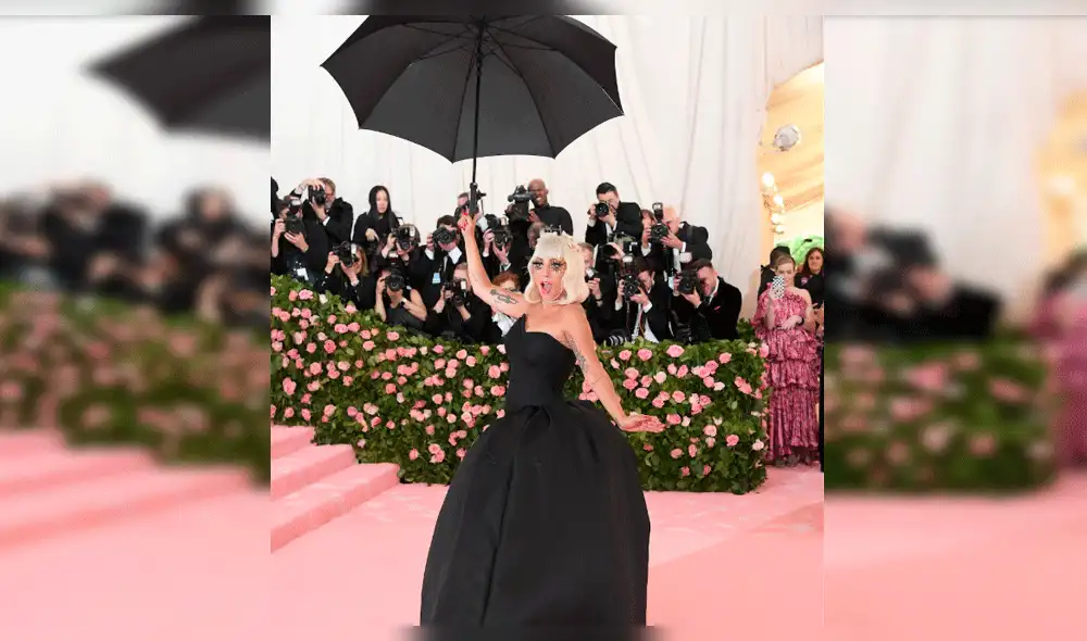 Lady Gaga se desviste en la alfombra rosa del MET Gala 2019 [VIDEO]