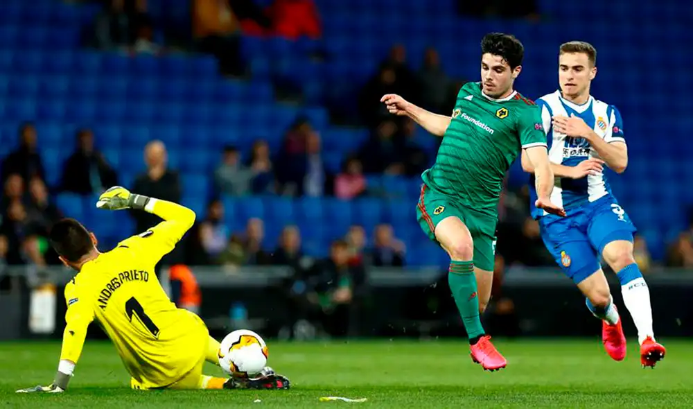 Neto fue bastante hábil para esquivar al portero, pero le faltó esa pericia para definir. Foto: EFE. Neto fue bastante hábil para esquivar al portero, pero le faltó esa pericia para definir. Foto: EFE.