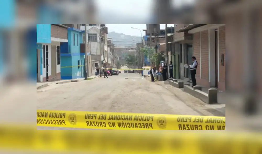 Al menos 14 casquillos de bala fueron encontradas en la escena del crimen, la cuadra 5 de la calle César Vallejo. (Foto: Joel Robles / La República) Al menos 14 casquillos de bala fueron encontradas en la escena del crimen, la cuadra 5 de la calle César Vallejo. (Foto: Joel Robles / La República)