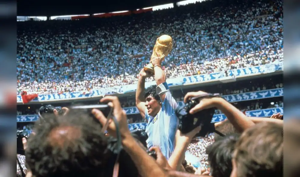 México '86, Diego Armando Maradona con la Copa del Mundo tras derrotar la selección inglesa. México '86, Diego Armando Maradona con la Copa del Mundo tras derrotar la selección inglesa.