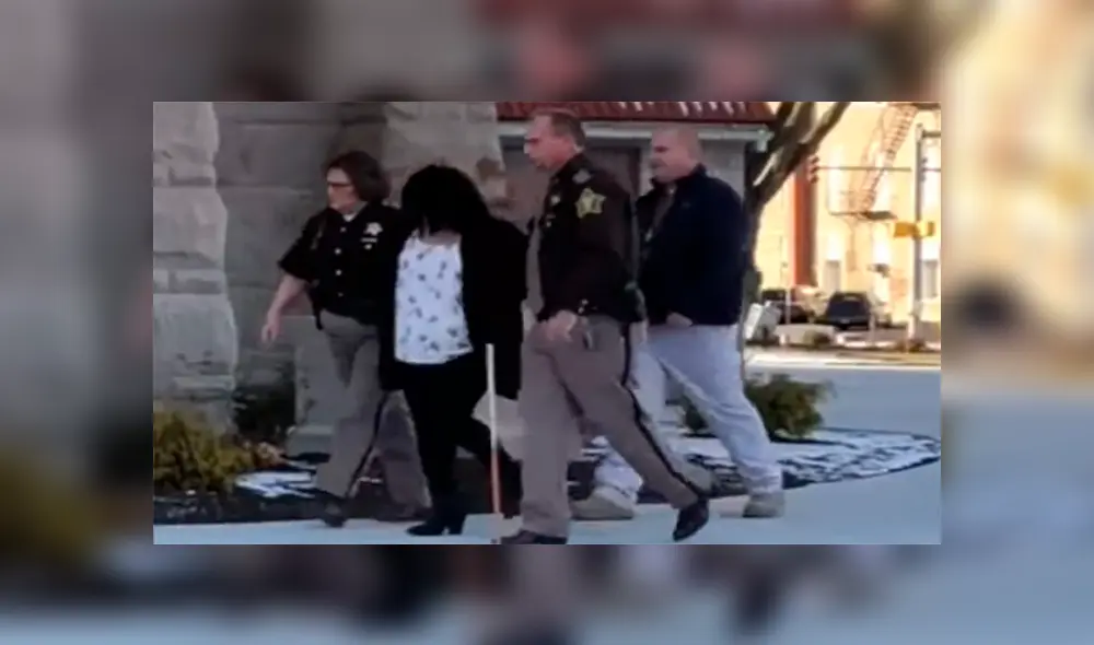 Madre fue arrestada luego que golpeara a mujer que atropelló y mató a sus tres hijos [VIDEO] 